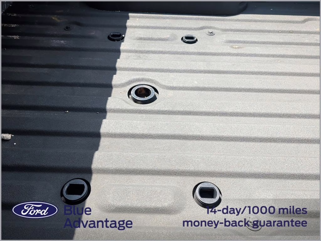 2022 White Metallic Ford Super Duty F-250 SRW Lariat 4X4 Truck