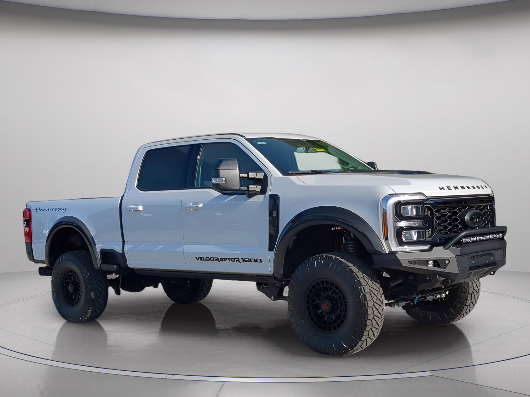 2026 Star White Metallic Tri-Coat Ford Super Duty F-250 SRW LARIAT Crew Cab Pickup 4X4 Truck