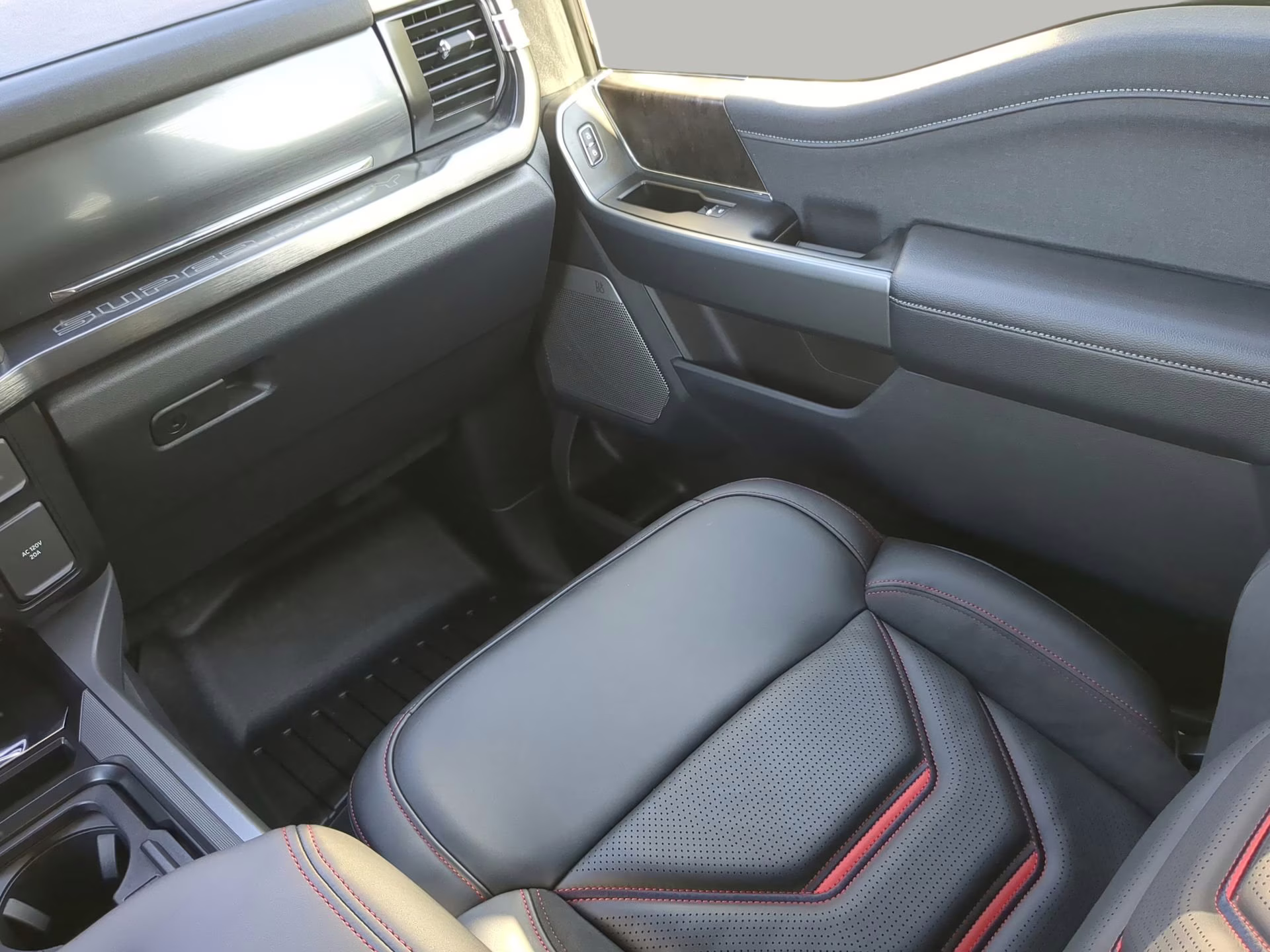 2026 Star White Metallic Tri-Coat Ford Super Duty F-250 SRW LARIAT Crew Cab Pickup 4X4 Truck