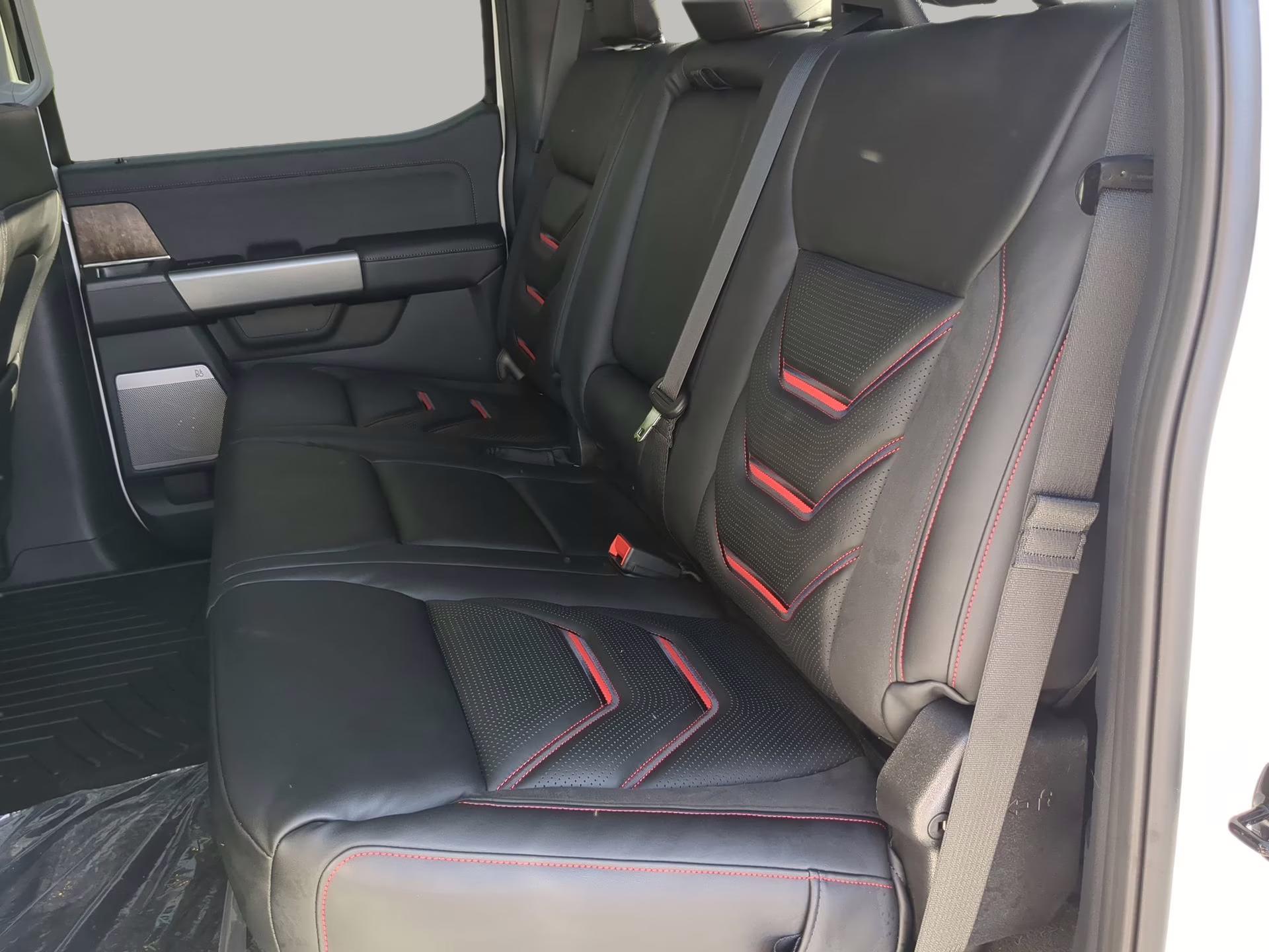 2026 Star White Metallic Tri-Coat Ford Super Duty F-250 SRW LARIAT Crew Cab Pickup 4X4 Truck