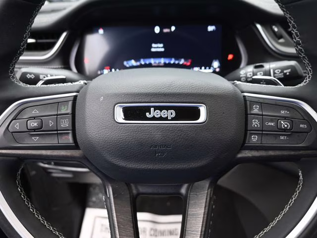 2023 Diamond Black Crystal Pearlcoat Jeep Grand Cherokee Limited 4X4 SUV