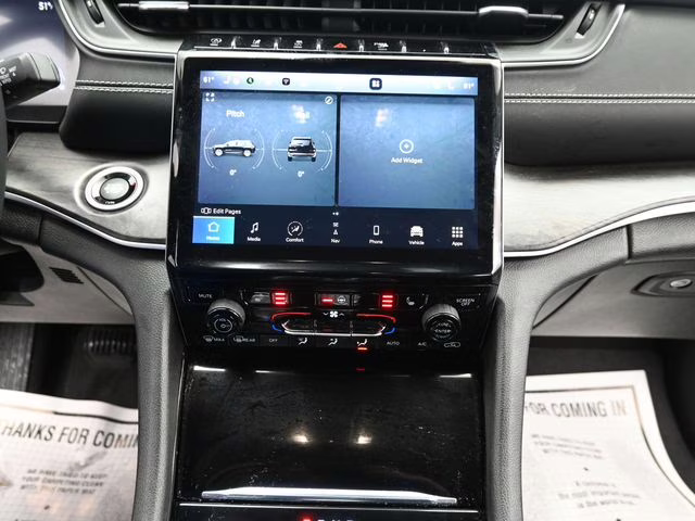 2023 Diamond Black Crystal Pearlcoat Jeep Grand Cherokee Limited 4X4 SUV