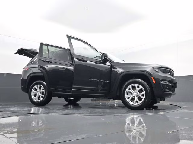 2023 Diamond Black Crystal Pearlcoat Jeep Grand Cherokee Limited 4X4 SUV