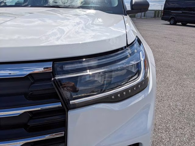 2026 Star White Metallic Tri-Coat Ford Explorer Active RWD SUV