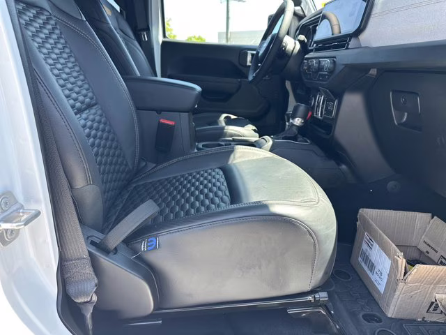 2025 Bright White Clearcoat Jeep Wrangler 4X4 Convertible