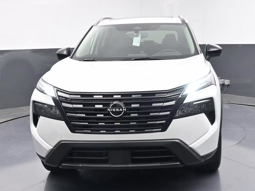 2026 Everest White Pearl Tricoat Nissan Rogue Dark Armor FWD SUV