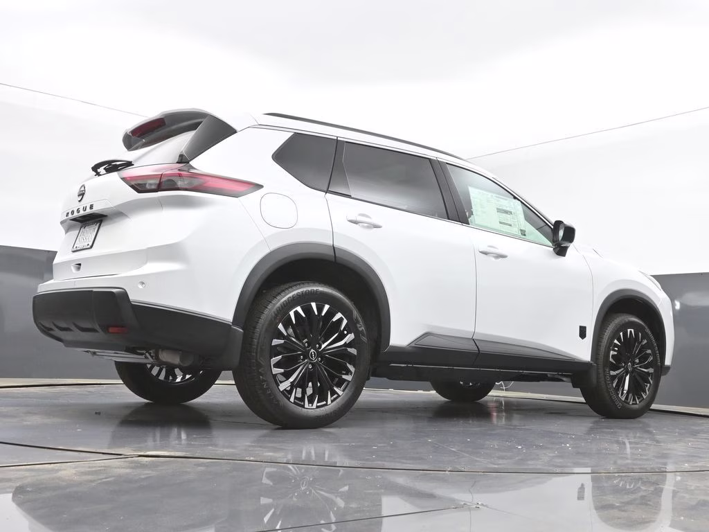 2026 Everest White Pearl Tricoat Nissan Rogue Dark Armor FWD SUV