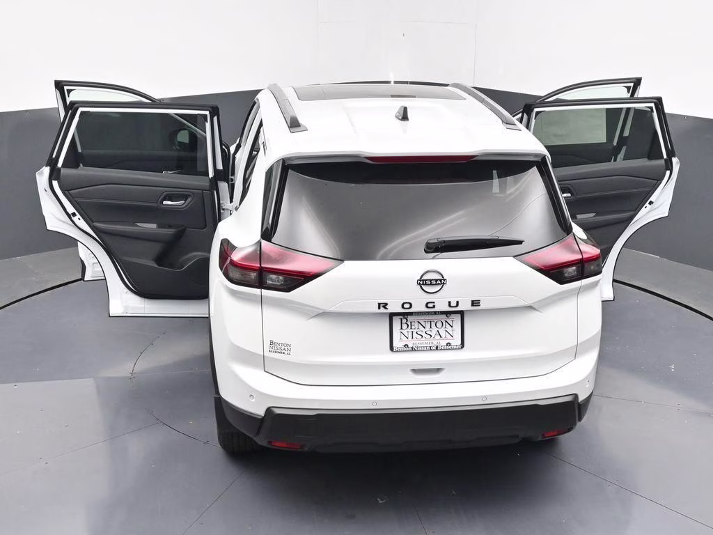 2026 Everest White Pearl Tricoat Nissan Rogue Dark Armor FWD SUV