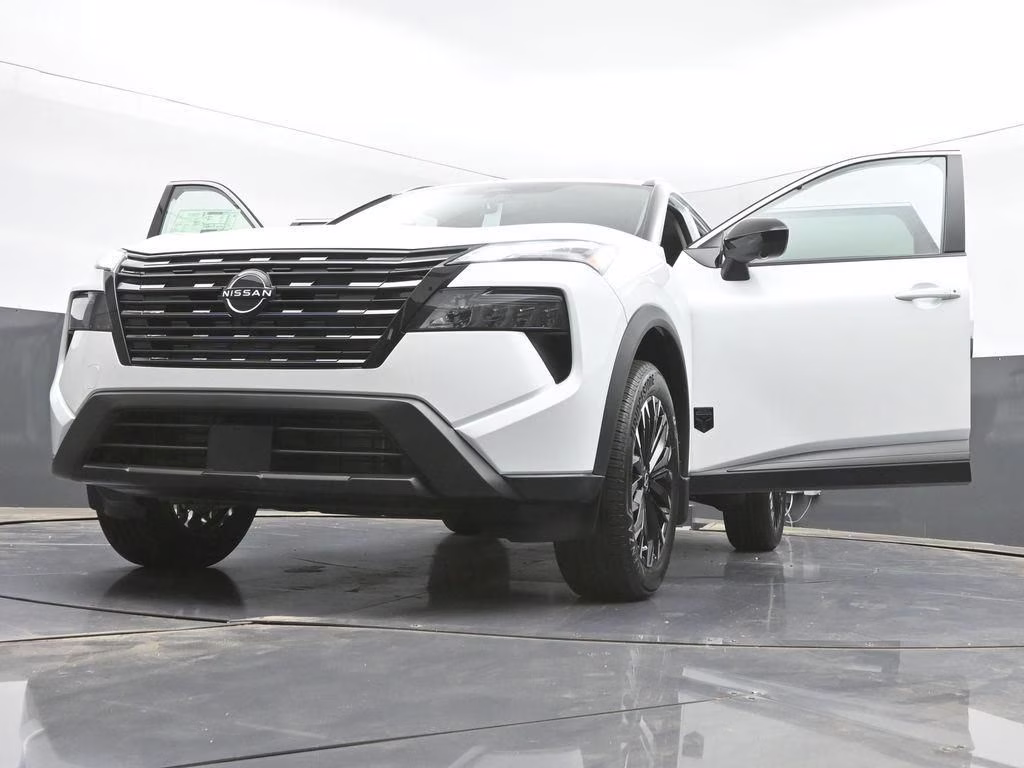 2026 Everest White Pearl Tricoat Nissan Rogue Dark Armor FWD SUV