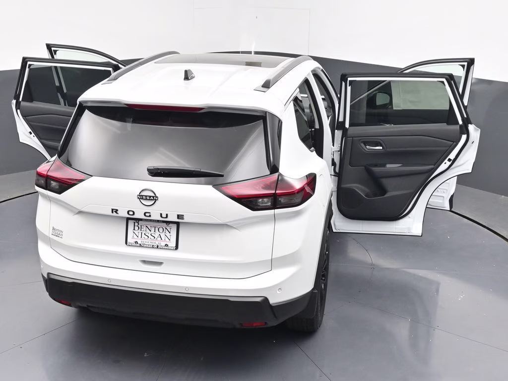 2026 Everest White Pearl Tricoat Nissan Rogue Dark Armor FWD SUV