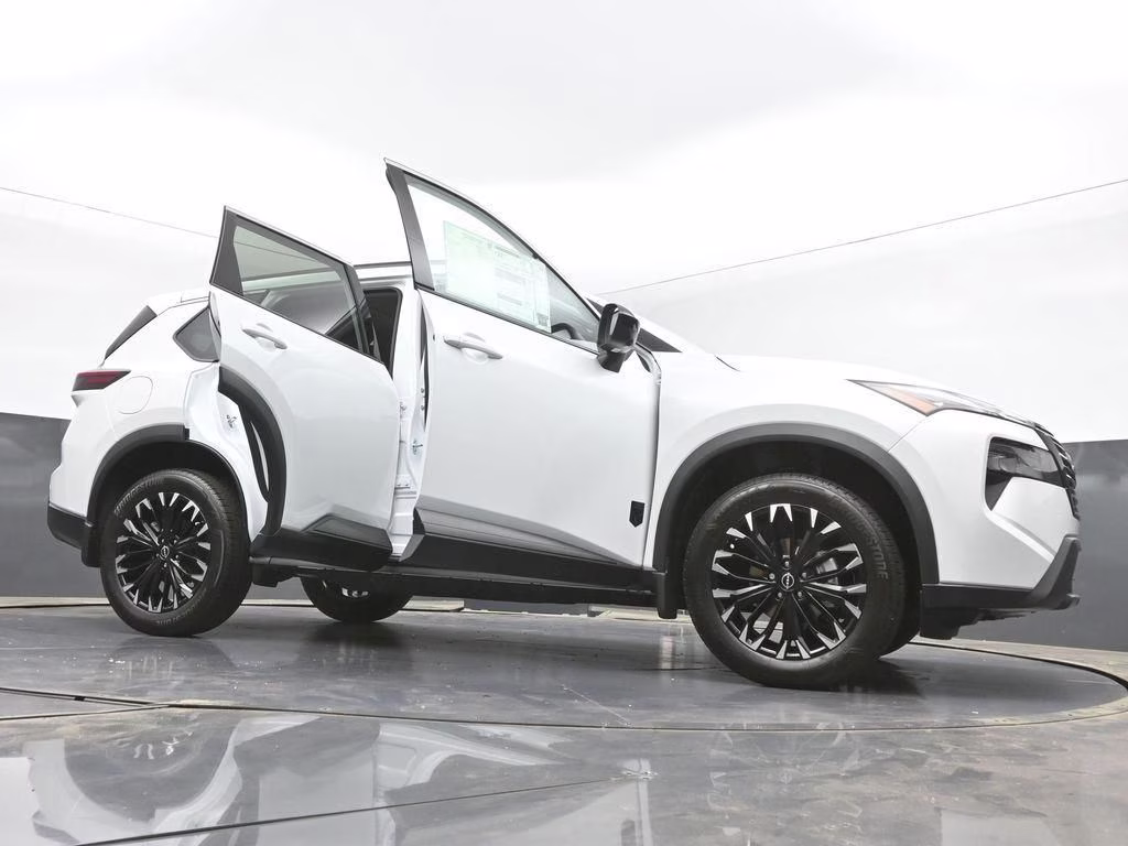 2026 Everest White Pearl Tricoat Nissan Rogue Dark Armor FWD SUV