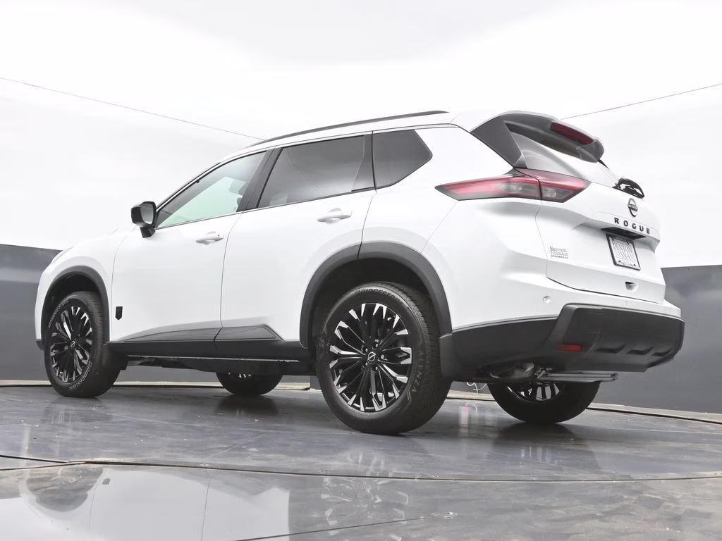 2026 Everest White Pearl Tricoat Nissan Rogue Dark Armor FWD SUV