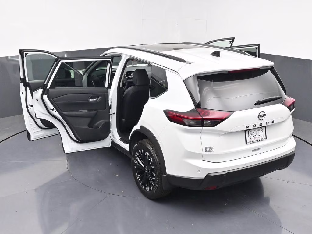 2026 Everest White Pearl Tricoat Nissan Rogue Dark Armor FWD SUV