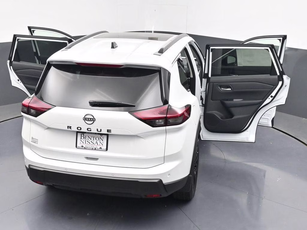 2026 Everest White Pearl Tricoat Nissan Rogue Dark Armor FWD SUV