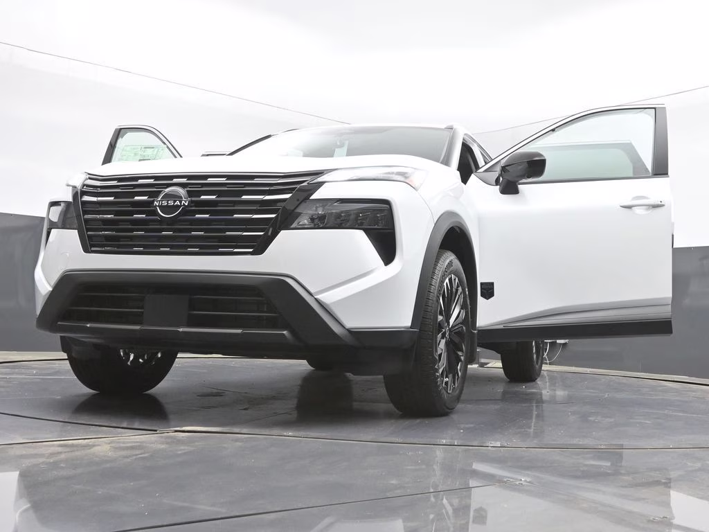 2026 Everest White Pearl Tricoat Nissan Rogue Dark Armor FWD SUV