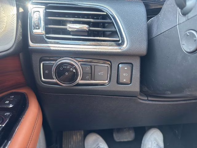 2021 Pristine White Lincoln Navigator Reserve 4X4 SUV