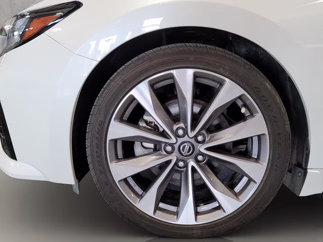 2022 Pearl White Tricoat Nissan Maxima Platinum FWD Sedan