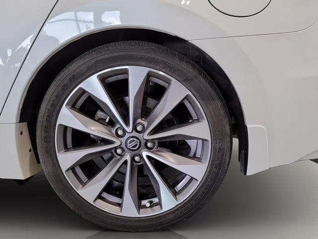 2022 Pearl White Tricoat Nissan Maxima Platinum FWD Sedan