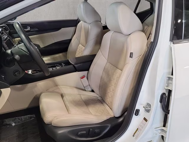 2022 Pearl White Tricoat Nissan Maxima Platinum FWD Sedan