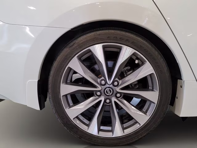 2022 Pearl White Tricoat Nissan Maxima Platinum FWD Sedan