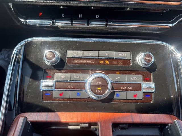 2021 Pristine White Lincoln Navigator Reserve 4X4 SUV