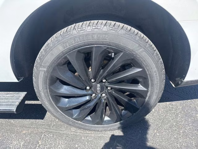 2021 Pristine White Lincoln Navigator Reserve 4X4 SUV