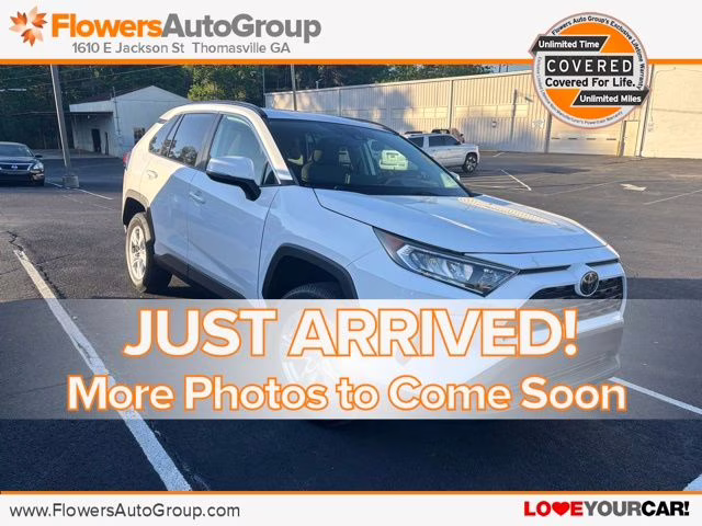 2021 Super White Toyota RAV4 XLE FWD SUV