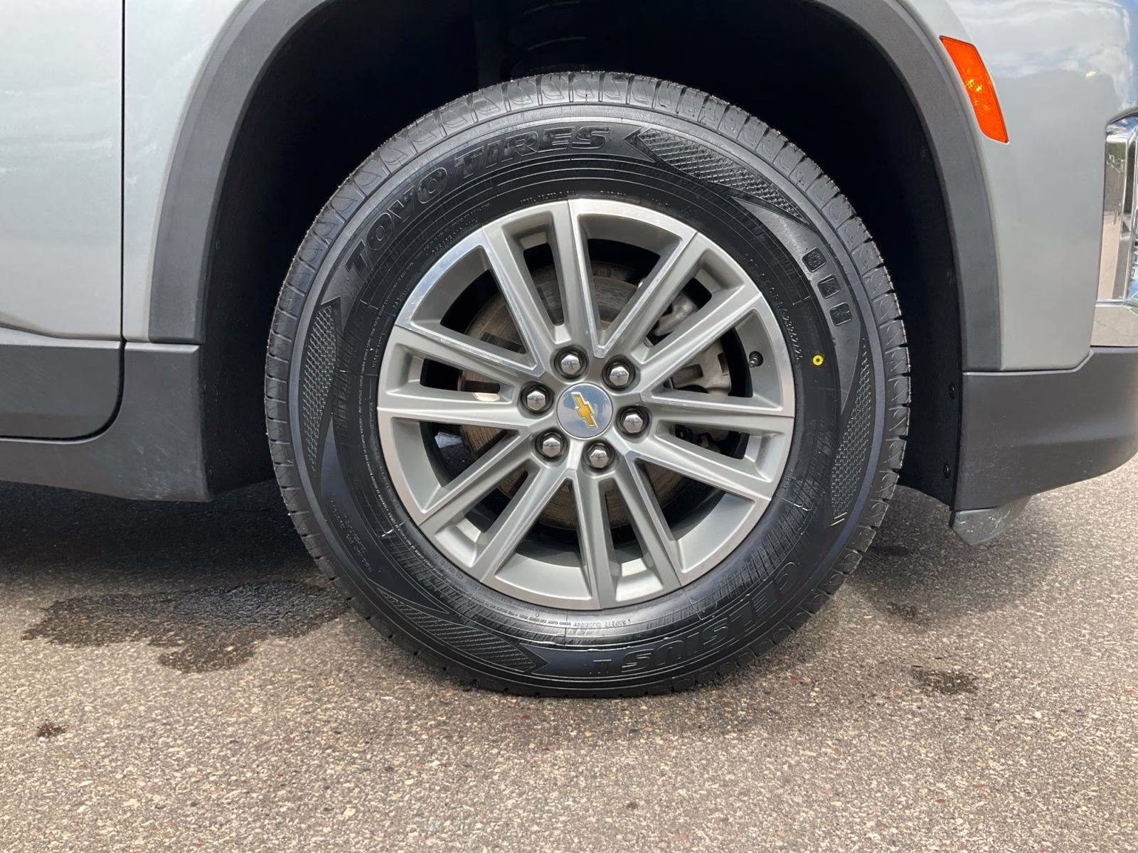 2023 Sterling Gray Metallic Chevrolet Traverse LT FWD SUV