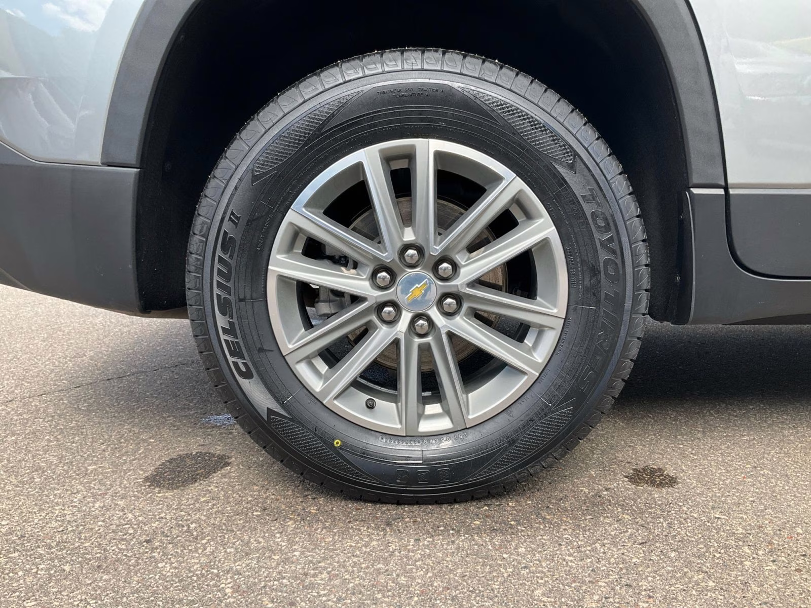 2023 Sterling Gray Metallic Chevrolet Traverse LT FWD SUV