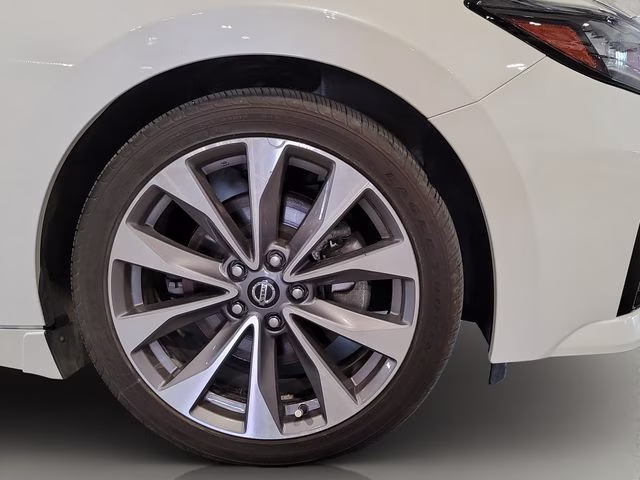 2022 Pearl White Tricoat Nissan Maxima Platinum FWD Sedan