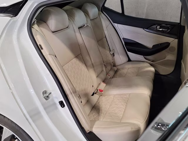 2022 Pearl White Tricoat Nissan Maxima Platinum FWD Sedan