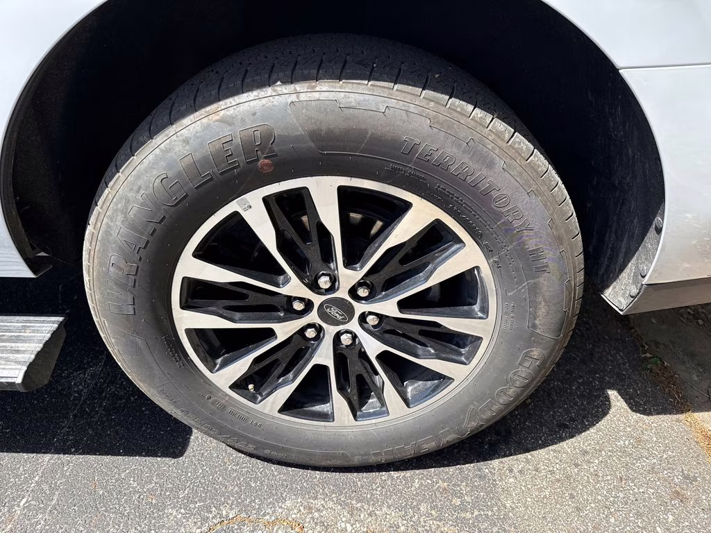 2025 Space Silver Metallic Ford Expedition Platinum 4X4 SUV