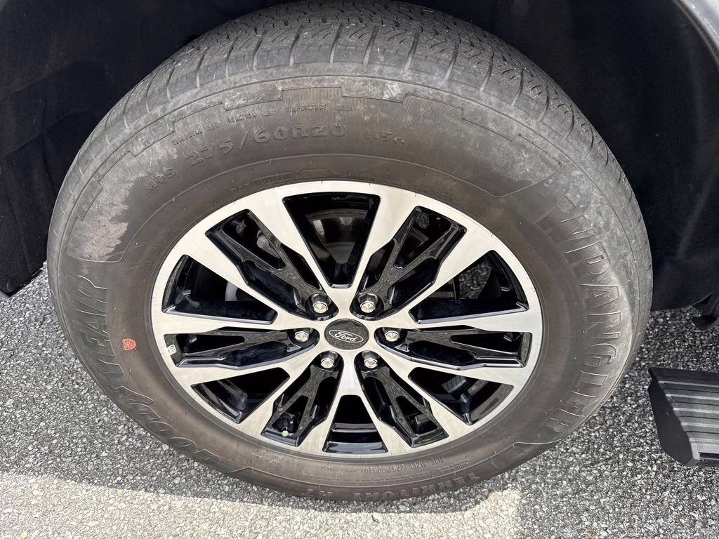 2025 Space Silver Metallic Ford Expedition Platinum 4X4 SUV
