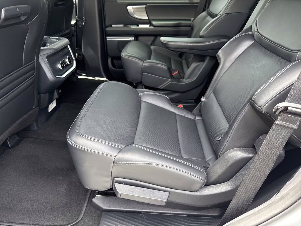 2025 Space Silver Metallic Ford Expedition Platinum 4X4 SUV
