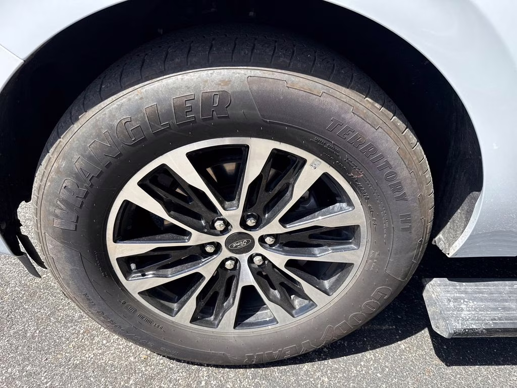 2025 Space Silver Metallic Ford Expedition Platinum 4X4 SUV