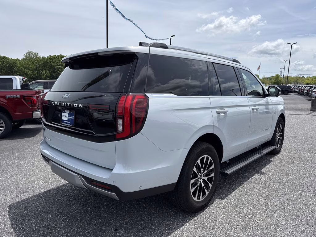 2025 Space Silver Metallic Ford Expedition Platinum 4X4 SUV