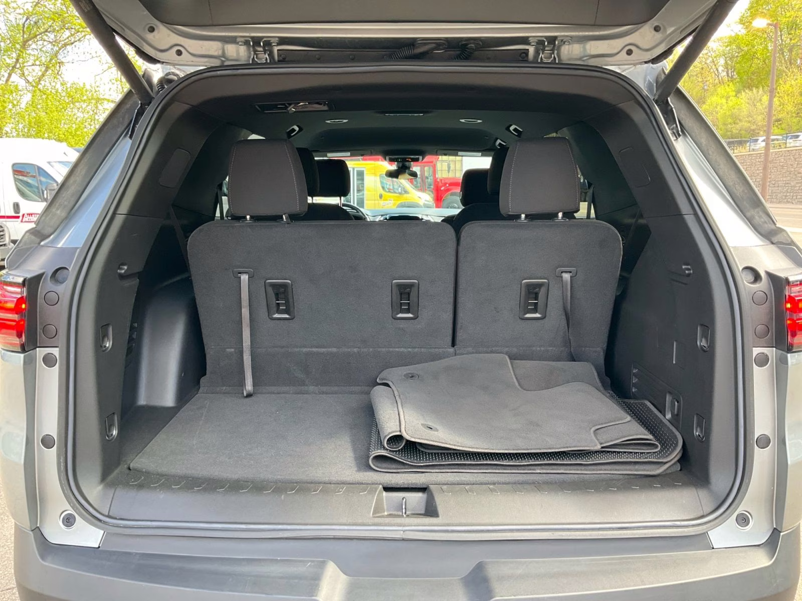 2023 Sterling Gray Metallic Chevrolet Traverse LT FWD SUV