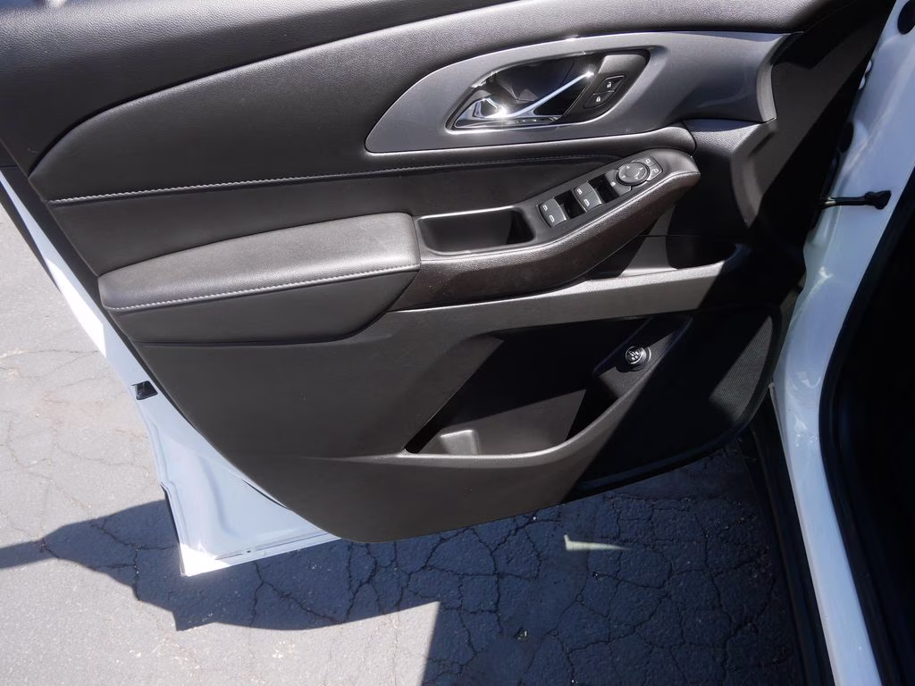 2023 Summit White Chevrolet Traverse LT AWD SUV