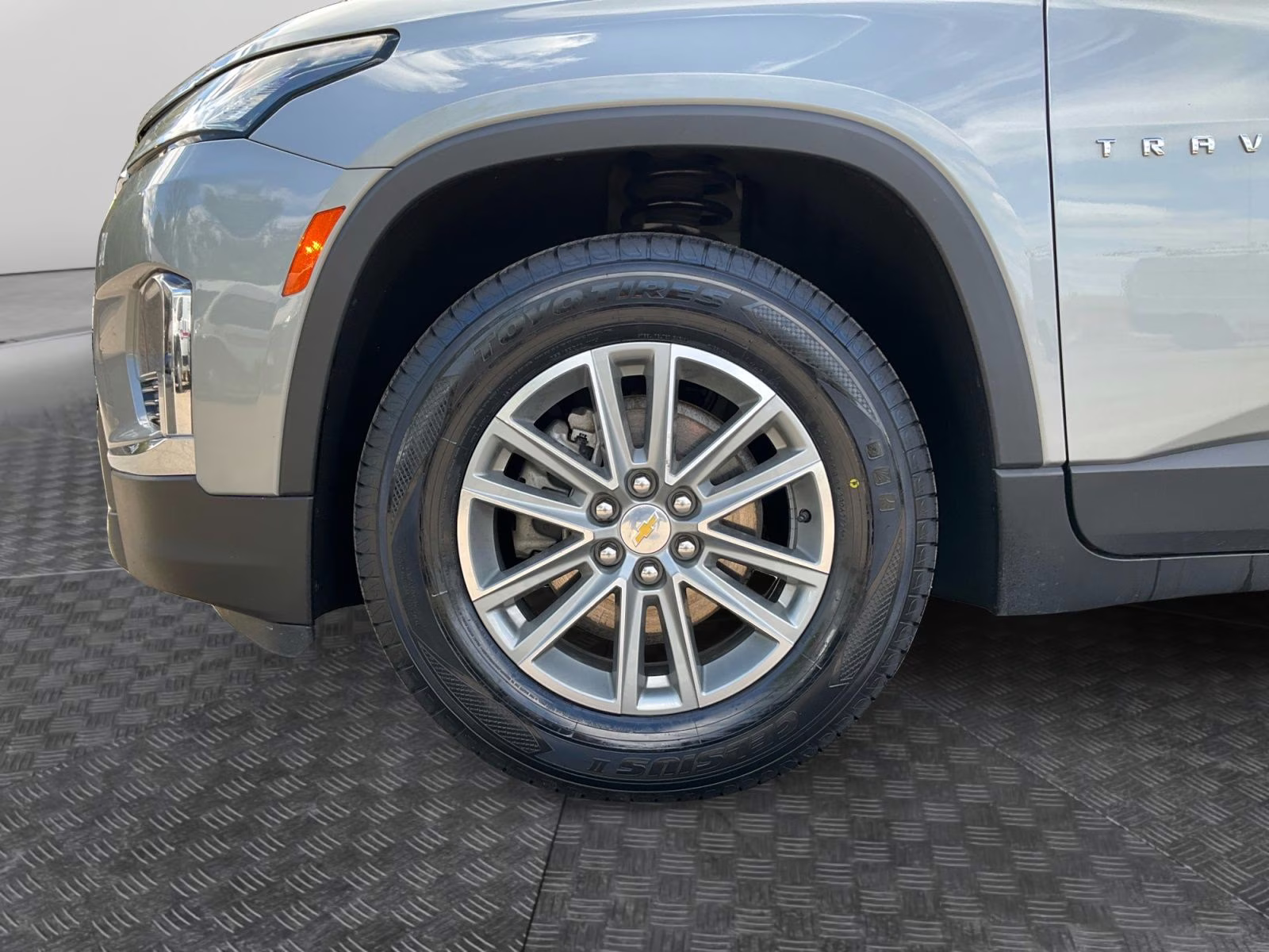 2023 Sterling Gray Metallic Chevrolet Traverse LT FWD SUV