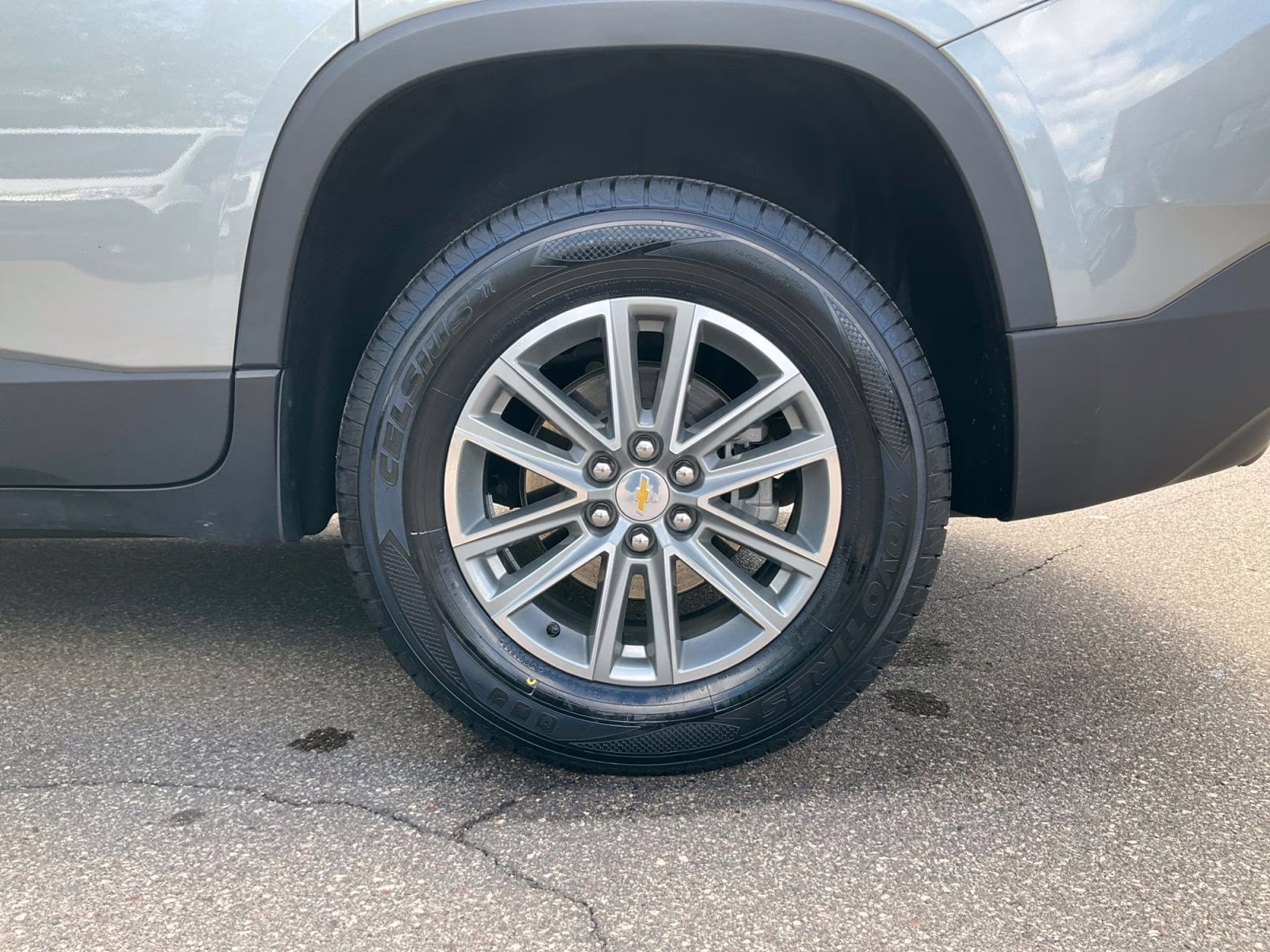 2023 Sterling Gray Metallic Chevrolet Traverse LT FWD SUV