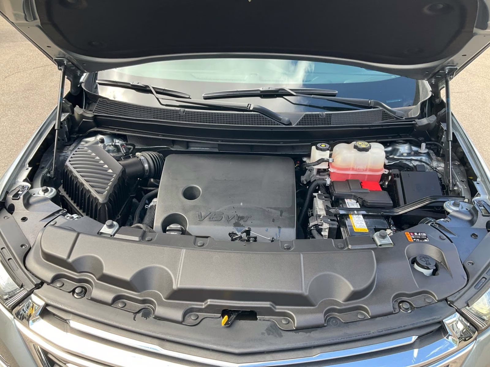 2023 Sterling Gray Metallic Chevrolet Traverse LT FWD SUV