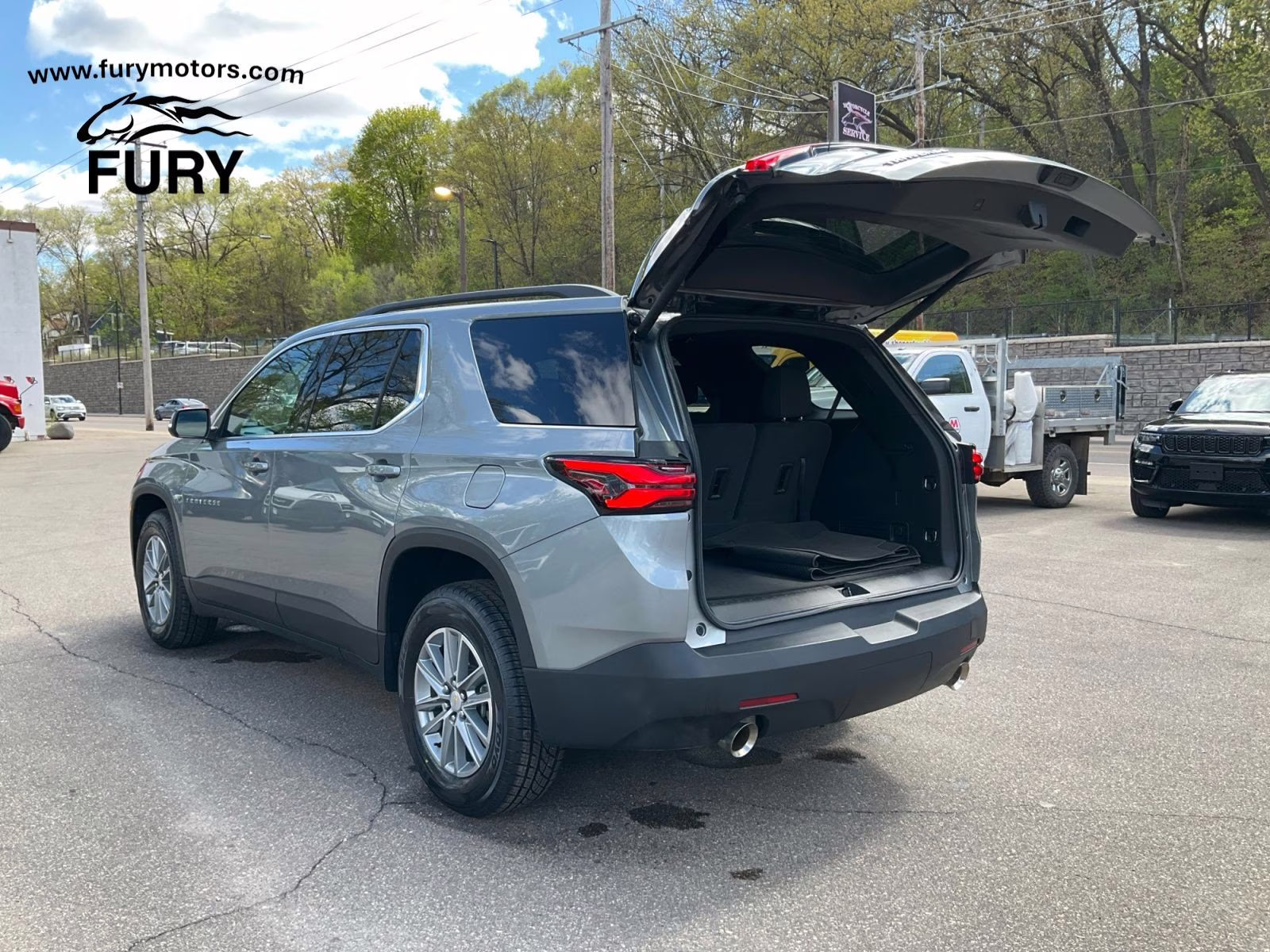 2023 Sterling Gray Metallic Chevrolet Traverse LT FWD SUV