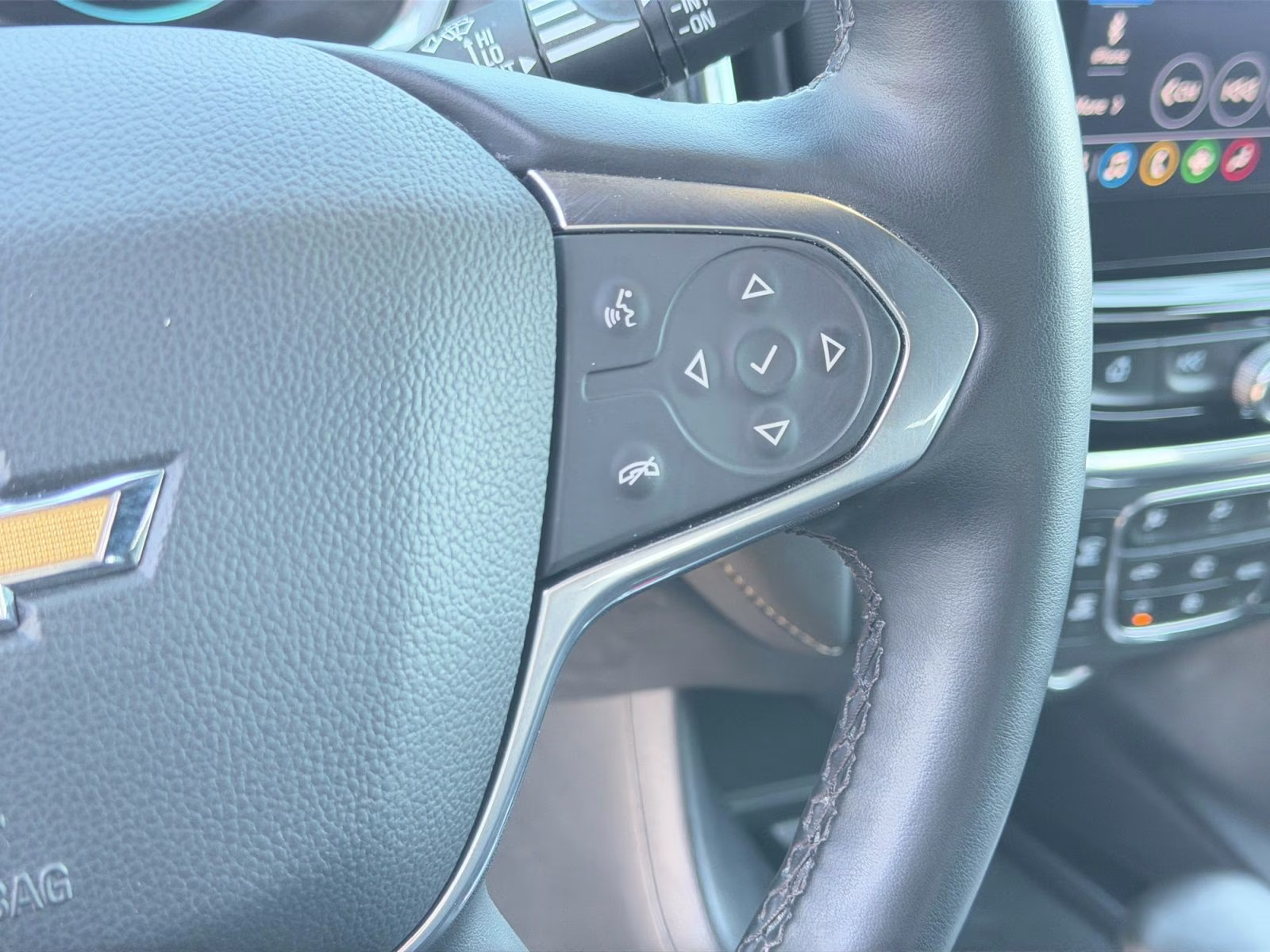 2023 Mosaic Black Metallic Chevrolet Traverse LT Leather AWD SUV