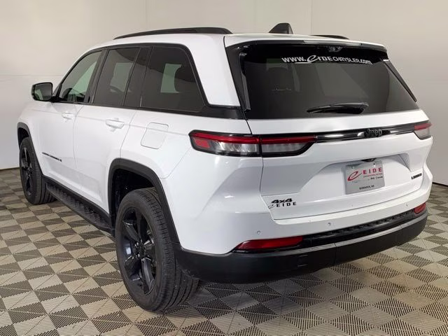 2024 Diamond Black Crystal Pearlcoat Jeep Grand Cherokee Limited 4X4 SUV