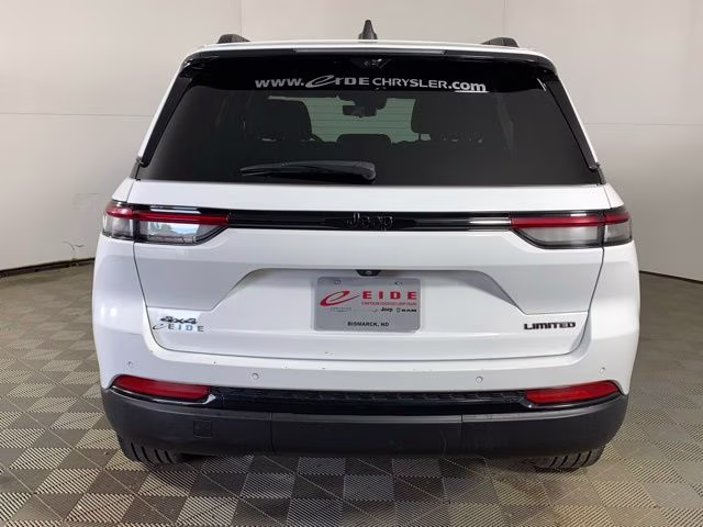 2024 Diamond Black Crystal Pearlcoat Jeep Grand Cherokee Limited 4X4 SUV