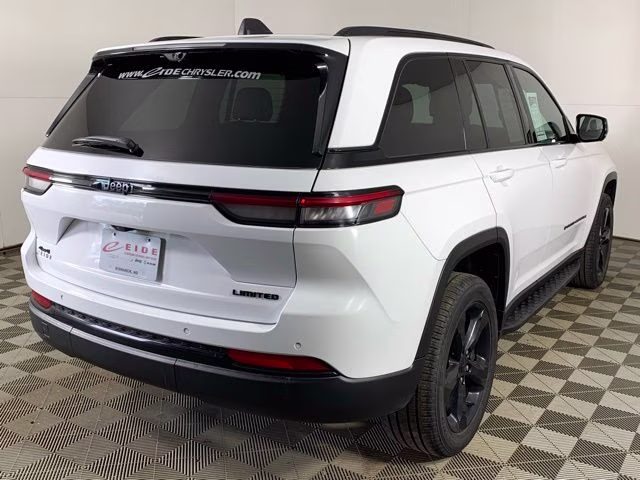 2024 Diamond Black Crystal Pearlcoat Jeep Grand Cherokee Limited 4X4 SUV