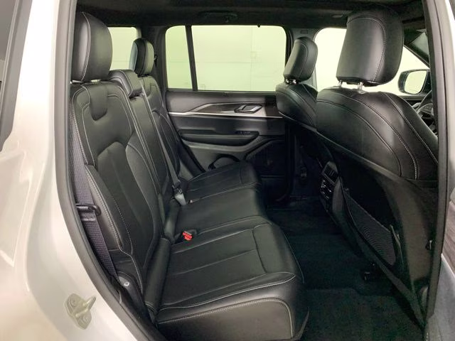 2024 Diamond Black Crystal Pearlcoat Jeep Grand Cherokee Limited 4X4 SUV