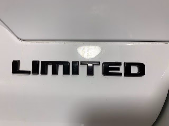 2024 Diamond Black Crystal Pearlcoat Jeep Grand Cherokee Limited 4X4 SUV