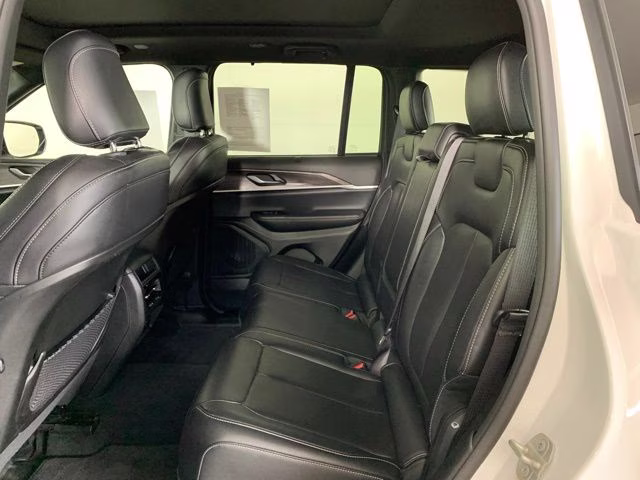 2024 Diamond Black Crystal Pearlcoat Jeep Grand Cherokee Limited 4X4 SUV