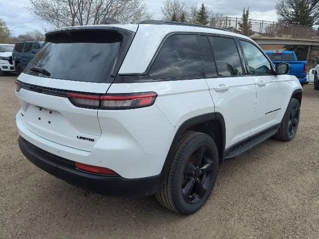 2024 Diamond Black Crystal Pearlcoat Jeep Grand Cherokee Limited 4X4 SUV
